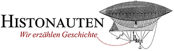 Das Luftschiff, mit dem die Histonauten die Weltgeschichte erkunden, hat Henri Giffard konstruiert. Dem dampfmaschinenbegeisterten Franzosen gelang 1852 der allererste motorisierte bemannte Flug. Von Paris über Versailles nach Elancourt legte das Gefährt rund 28 Kilometer zurück. Mit seiner aerodynamischen Form und der drei PS starken Dampfmaschine, die die Luftschraube antrieb, kam der schnittige Gasballon mit acht Kilometern pro Stunde voran. Das dreieckige Segel nutzte Giffard zum Steuern. Zum Landen warf er den Anker. Eine optimierte Variante des Luftschiffes ging bei der Probefahrt in Flammen auf. Giffard und sein Begleiter entkamen der Katastrophe jedoch unverletzt. Erst fünfzig Jahre nach Giffards Pionierflug gelang es Ferdinand Graf Zeppelin, ein wirklich verkehrstüchtiges Luftschiff zu bauen. (© Bild: Sammlung Jean Louis Schlim) Das Luftschiff, mit dem die Histonauten die Weltgeschichte erkunden, hat Henri Giffard konstruiert. Dem dampfmaschinenbegeisterten Franzosen gelang 1852 der allererste motorisierte bemannte Flug. Von Paris über Versailles nach Elancourt legte das Gefährt rund 28 Kilometer zurück. Mit seiner aerodynamischen Form und der drei PS starken Dampfmaschine, die die Luftschraube antrieb, kam der schnittige Gasballon mit acht Kilometern pro Stunde voran. Das dreieckige Segel nutzte Giffard zum Steuern. Zum Landen warf er den Anker. Eine optimierte Variante des Luftschiffes ging bei der Probefahrt in Flammen auf. Giffard und sein Begleiter entkamen der Katastrophe jedoch unverletzt. Erst fünfzig Jahre nach Giffards Pionierflug gelang es Ferdinand Graf Zeppelin, ein wirklich verkehrstüchtiges Luftschiff zu bauen. (© Bild: Sammlung Jean Louis Schlim)